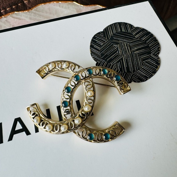 CHANEL Large CC White Pearl And Blue Enamel  Brooch - Picture 15 of 15